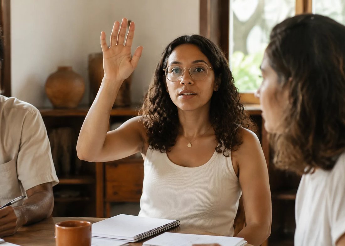 Dupla preparando a rodada seguinte, com caderno aberto e canetas coloridas na mesa